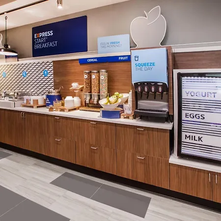 Holiday Inn Express & Suites Toronto Airport South By Ihg-2